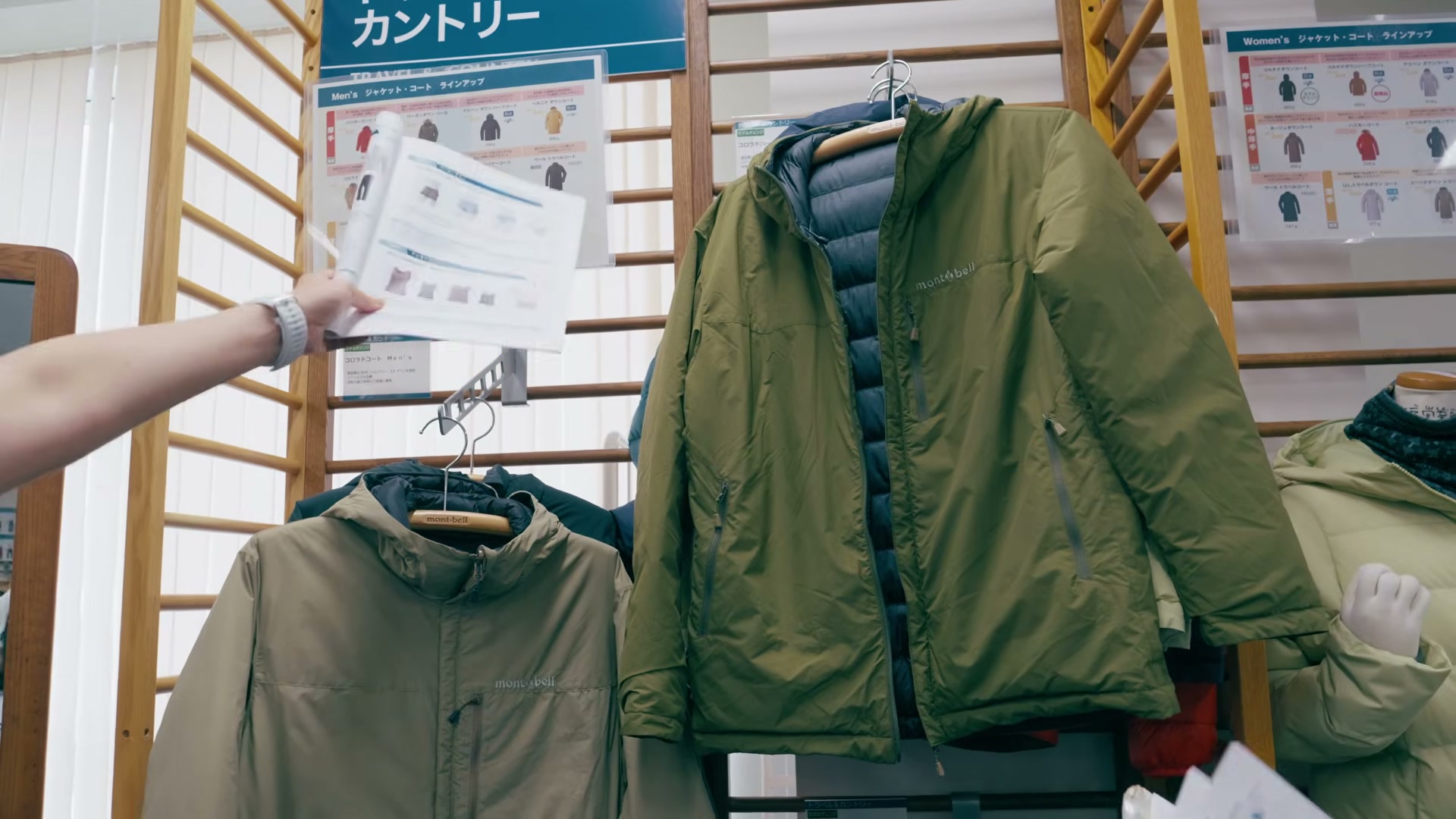 2026年秋冬のコロラドパーカを店頭で紹介する様子