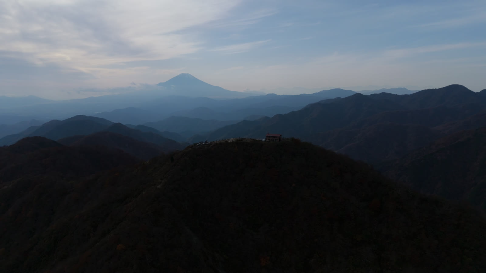 空撮｜富士山を望む逆光の山頂（塔ノ岳）