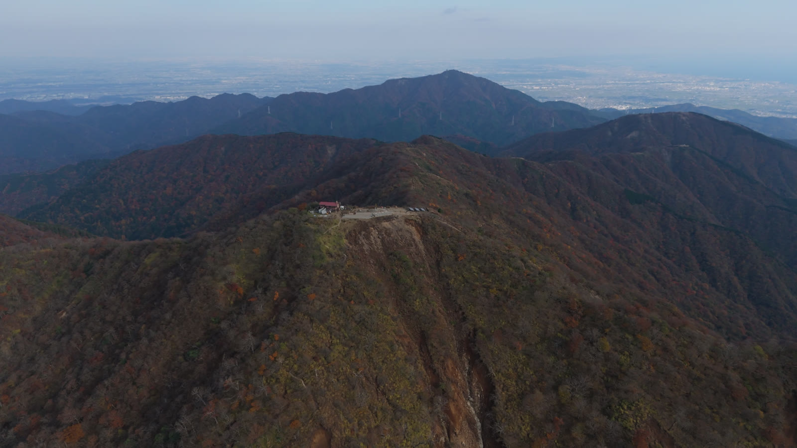 空撮｜紅葉の山頂を回る（塔ノ岳）