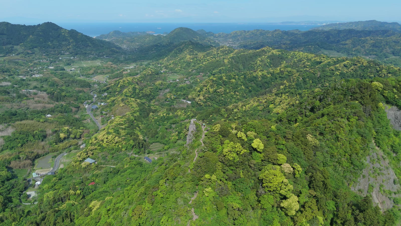 空撮｜岩峰と房総の山並み（伊予ヶ岳）
