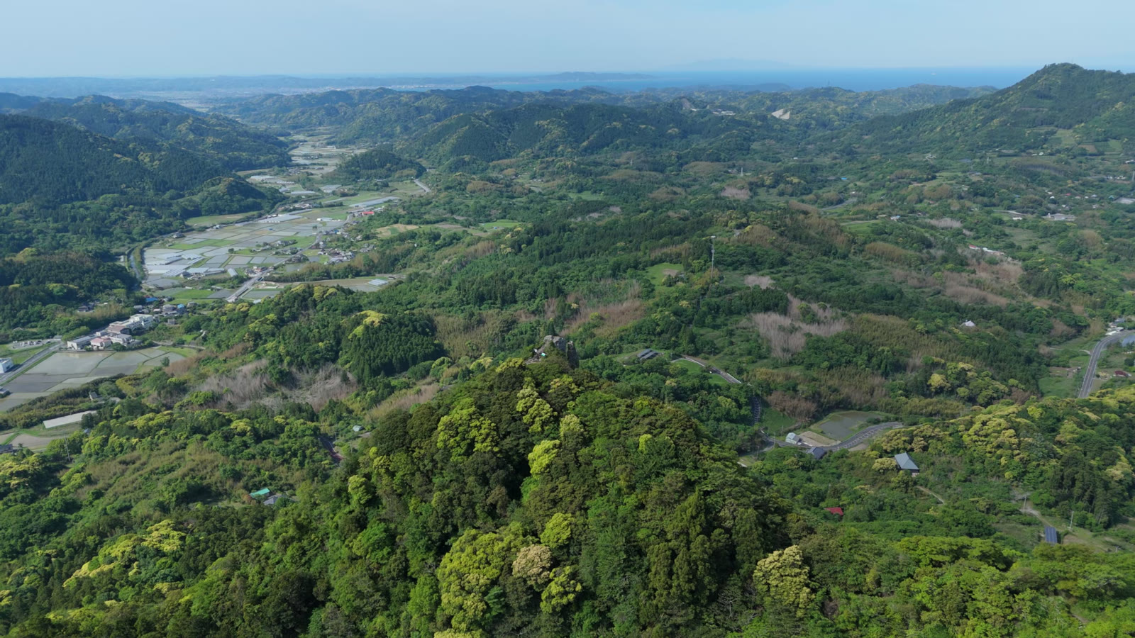 空撮｜水田の谷と遠くの海（伊予ヶ岳）