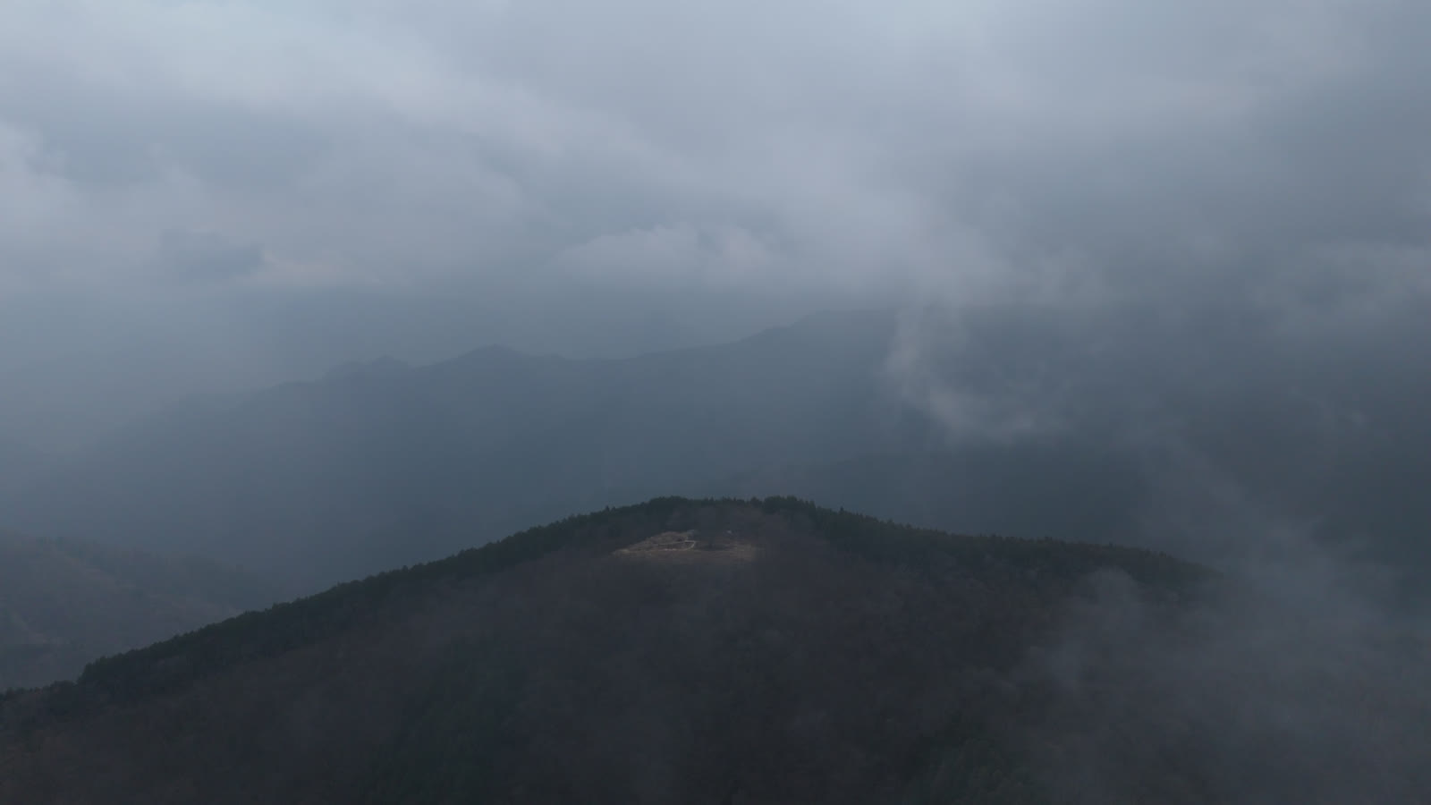 空撮｜霧が流れる山頂（棒ノ折山）