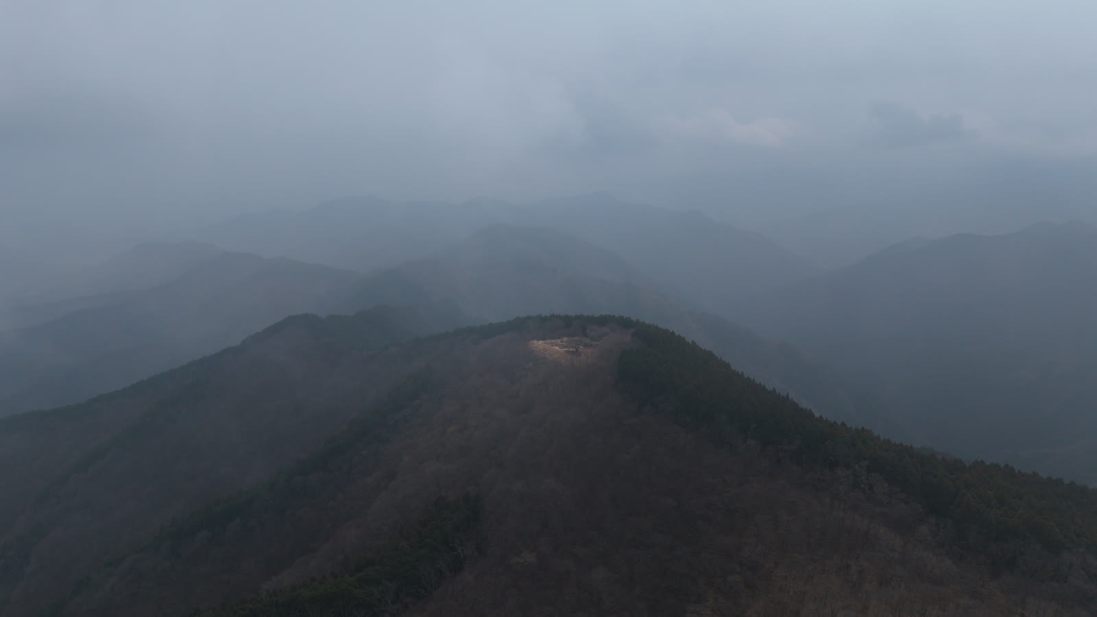 空撮｜霧が晴れて現れる尾根（棒ノ折山）