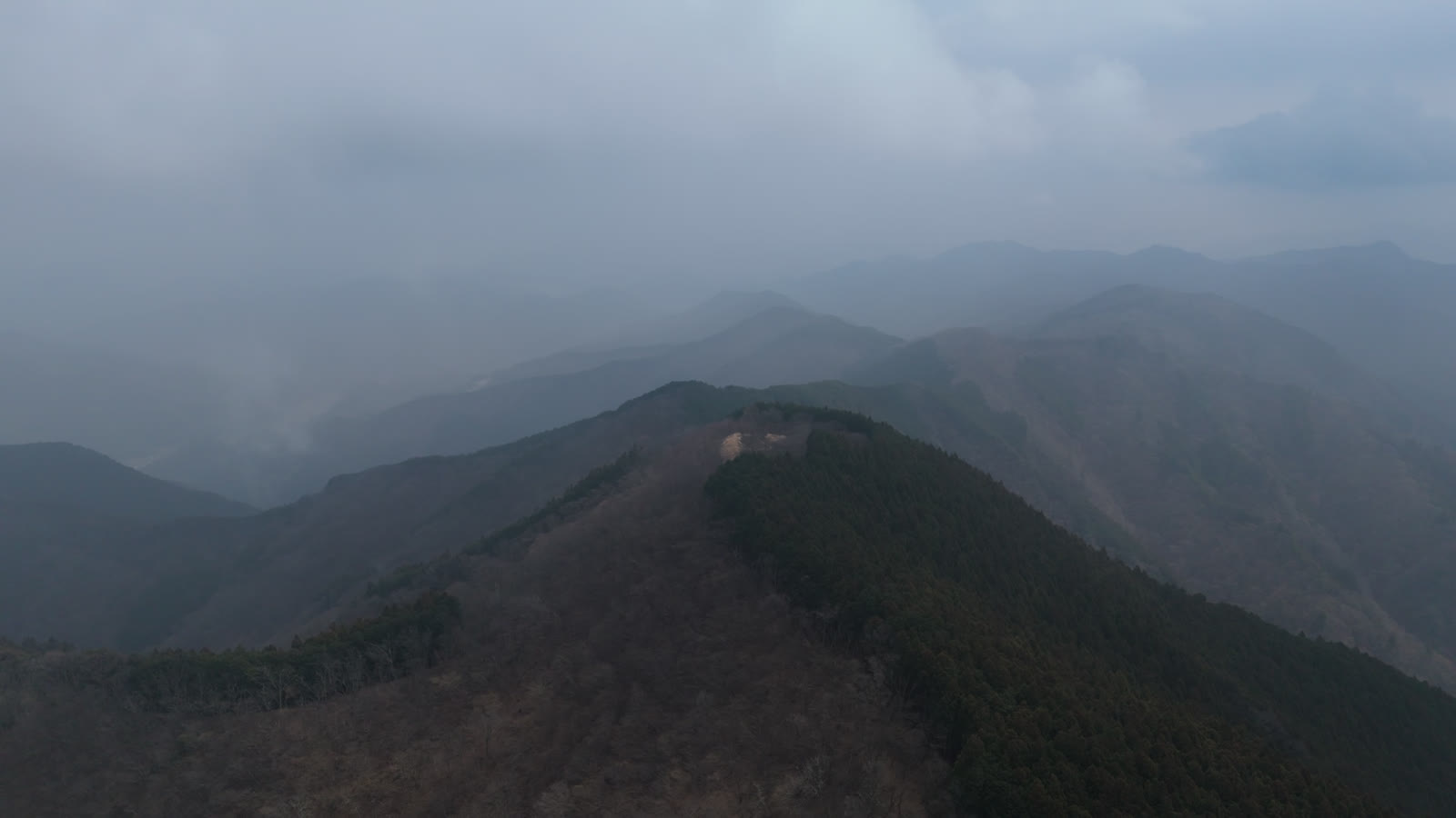 空撮｜霧の奥に重なる山並み（棒ノ折山）