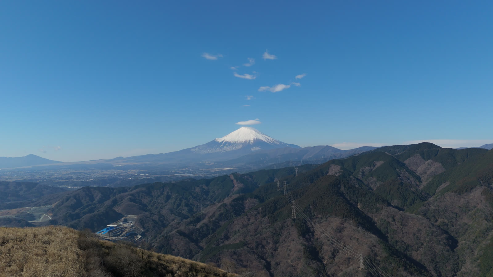 空撮｜富士山を正面に（大野山）