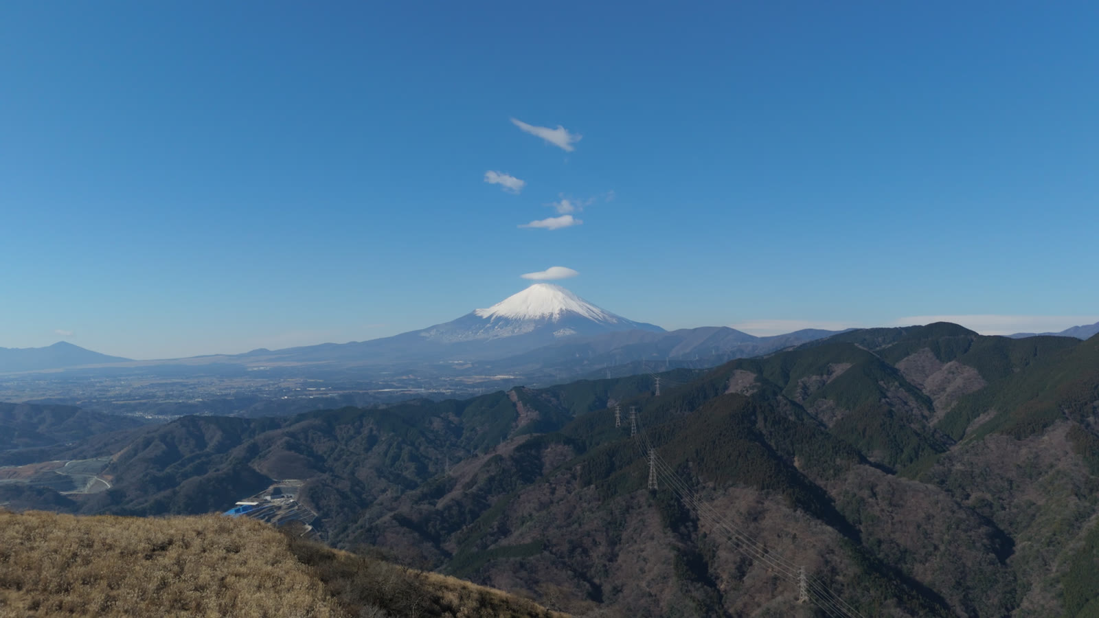 空撮｜富士を望みながら谷へ（大野山）