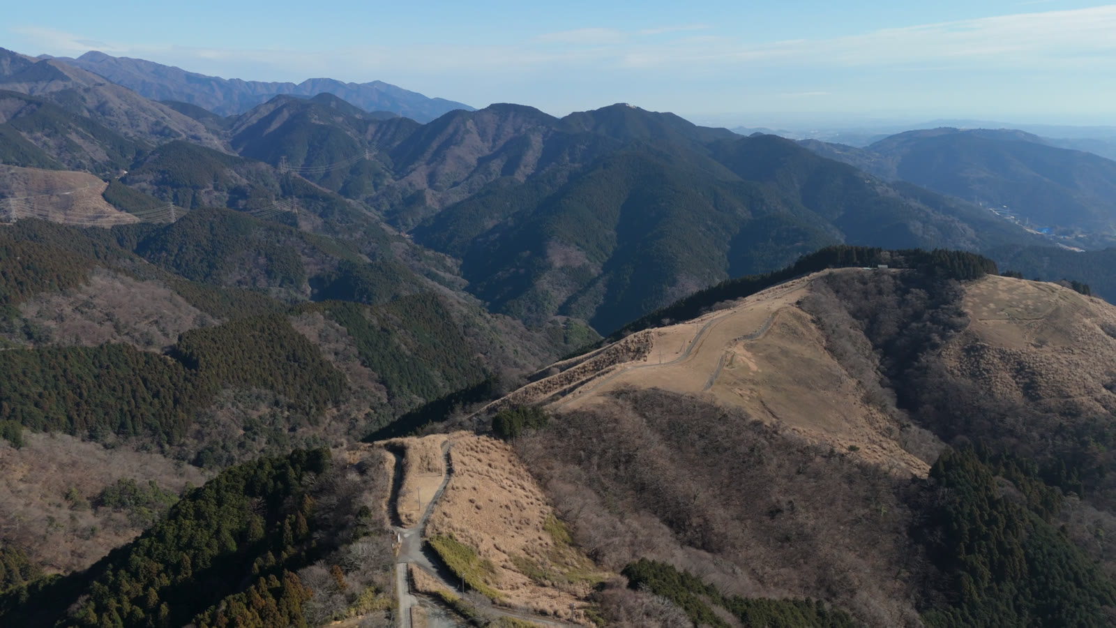 空撮｜幾重に連なる尾根（大野山）